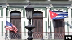 Las banderas de Estados Unidos y Cuba ondean en los balcones de un hotel en La Habana. 