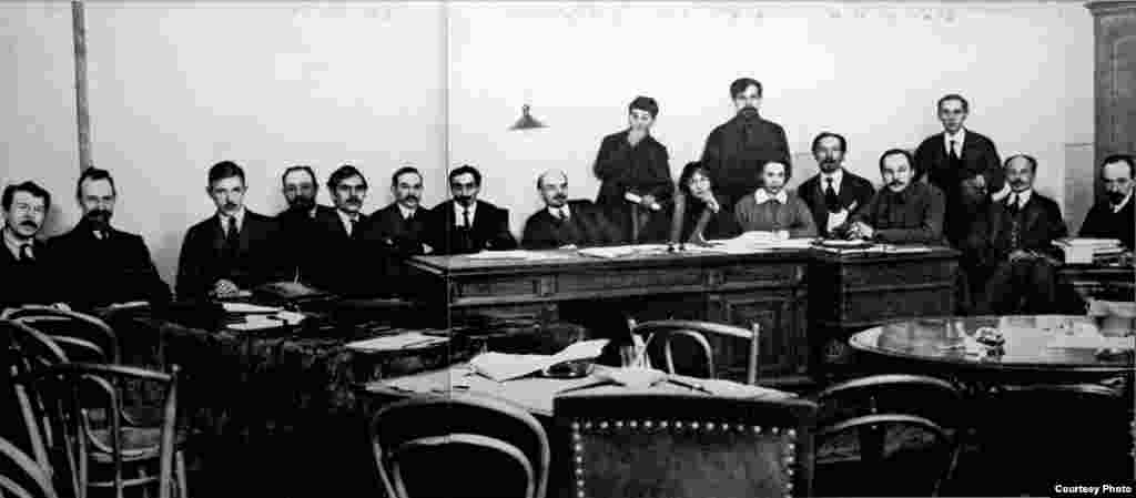 El nuevo gobierno presidido por Lenin: El Consejo de Comisarios del Pueblo (Sovnarkom), en una imagen de comienzos de 1918, ya con presencia de los social-revolucionarios de izquierda.