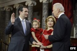 El senador republicano por Texas, Ted Cruz (i), toma juramento junto a su esposa Heidi (c), su hija Caroline y el vicepresidente, Joe Biden (d), durante la inauguración del Congreso.