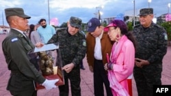 El comandante en jefe del Ejército, Julio César Avilés, muestra a Daniel Ortega y a Rosario Murillo un busto Augusto César Sandino, durante la celebración del 47.º aniversario del Ejército de Nicaragua en Managua, el 2 de septiembre de 2026.