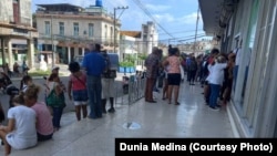 Cola en el Banco de Los Colonos, en Santos Suárez, La Habana.