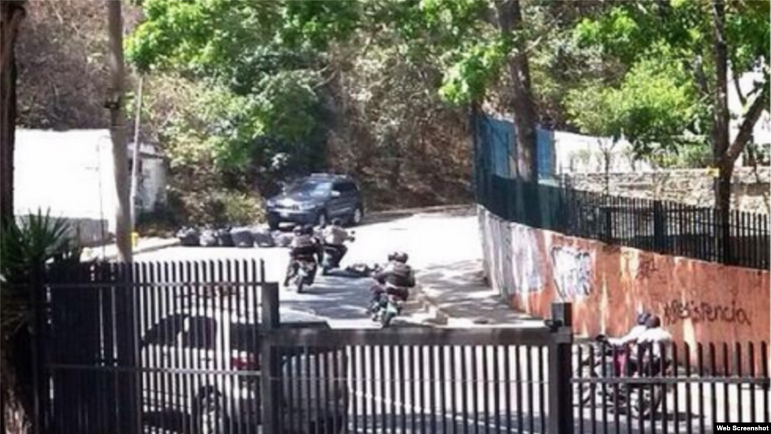 Una pareja de recién casados viaja en un viejo auto descapotable en La Habana (Cuba). 