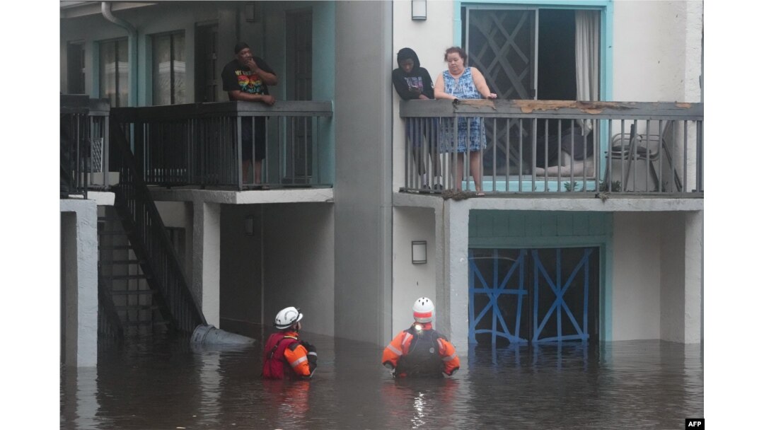 Residentes son rescatados de las inundaciones desde el segundo piso de un edificio de apartamentos en Clearwater, Florida. (Bryan R. SMITH / AFP)