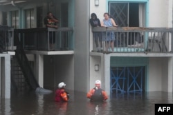 Residentes son rescatados de las inundaciones desde el segundo piso de un edificio de apartamentos en Clearwater, Florida. (Bryan R. SMITH / AFP)