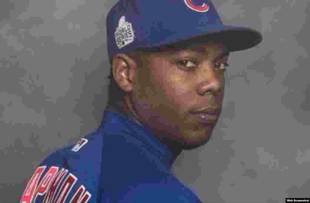 Aroldis Chapman nació en Holguín, Cuba, el 28 de febrero de 1988. Abandonó el equipo de pelota de Cuba durante el torneo World Port Tournament (Rotterdam, Holanda), el 1 de julio de 2009. Al año siguiente firmó con los Rojos de Cincinnati por seis años y $30.25 millones. El 28 de diciembre de 2015, Chapman fue enviado a los Yankees de Nueva York, a cambio de cuatro jugadores de ligas menores, los lanzadores derechos Caleb Cotham y Rookie Davis, y los jugadores de cuadro Eric Jagielo y Tony Renda. El 11 de enero de 2016, el manager de los Yankees, Joe Girardi, lo nombró el cerrador oficial del equipo. Pero el 25 de julio de 2016, los Yankees enviaron a Chapman a los Cachorros de Chicago por Gleyber Torres, Billy McKinney, Adam Warren y Rashad Crawford. &nbsp;