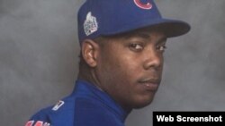 Aroldis Chapman nació en Holguín, Cuba, el 28 de febrero de 1988. Abandonó el equipo de pelota de Cuba durante el torneo World Port Tournament (Rotterdam, Holanda), el 1 de julio de 2009. Al año siguiente firmó con los Rojos de Cincinnati por seis años y $30.25 millones.<br />
<br />
El 28 de diciembre de 2015, Chapman fue enviado a los Yankees de Nueva York, a cambio de cuatro jugadores de ligas menores, los lanzadores derechos Caleb Cotham y Rookie Davis, y los jugadores de cuadro Eric Jagielo y Tony Renda. El 11 de enero de 2016, el manager de los Yankees, Joe Girardi, lo nombró el cerrador oficial del equipo.<br />
<br />
Pero el 25 de julio de 2016, los Yankees enviaron a Chapman a los Cachorros de Chicago por Gleyber Torres, Billy McKinney, Adam Warren y Rashad Crawford.<br />
&nbsp;