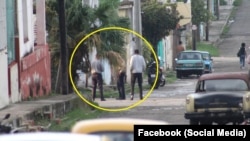 Vigilancia policial a las Damas de Blanco.