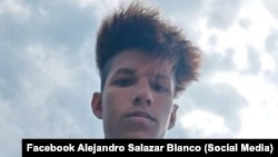 El joven cubano Alejandro Salazar Blanco cumple 14 días detenido, sin abogado y acusado de "desorden público".
