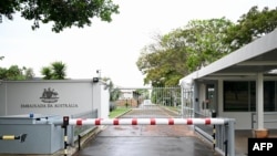Esta imagen muestra la entrada de la embajada de Australia en Brasilia, Brasil, el 2 de octubre de 2026, cerrada por su gobierno debido a "motivos de seguridad" dos días antes de las reñidas elecciones presidenciales.
