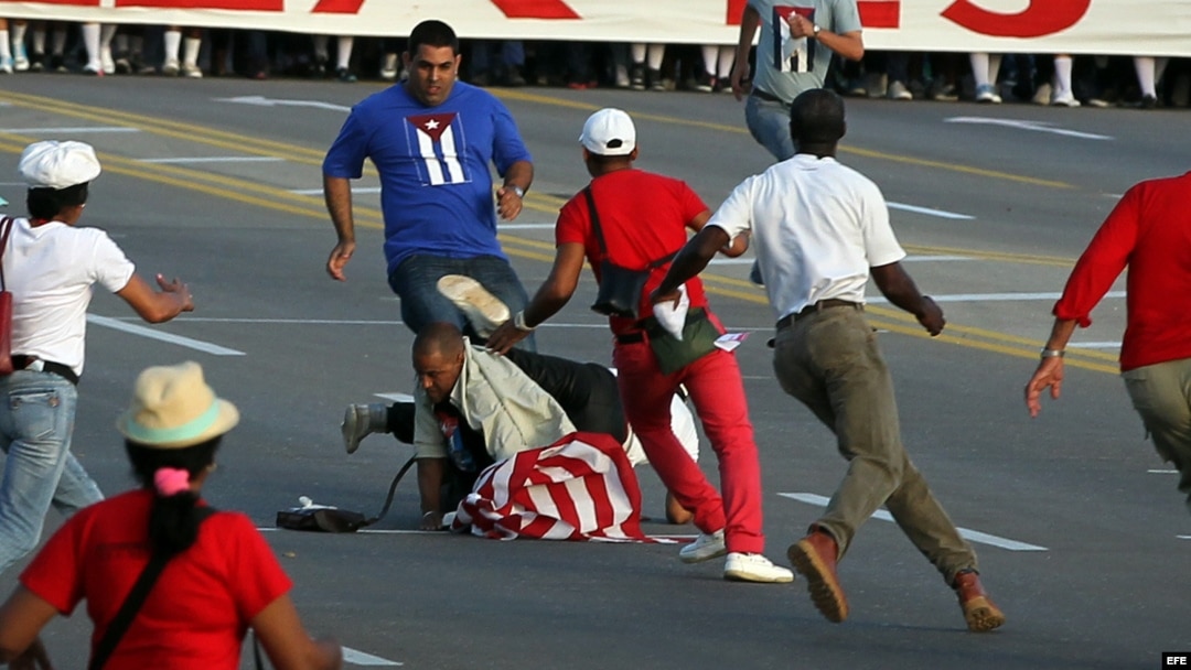 Daniel Llorente fue detenido violentamente el 1 de mayo por varios hombres vestidos de civil en La Habana.