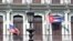 Las banderas de Estados Unidos y Cuba ondean en los balcones de un hotel en La Habana. 