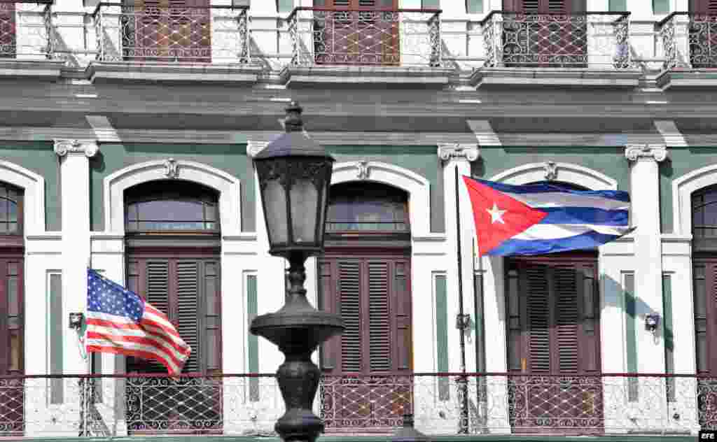 Las banderas de Estados Unidos y Cuba ondean en los balcones de un hotel hoy, sábado 18 de julio del 2015, en La Habana (Cuba). 