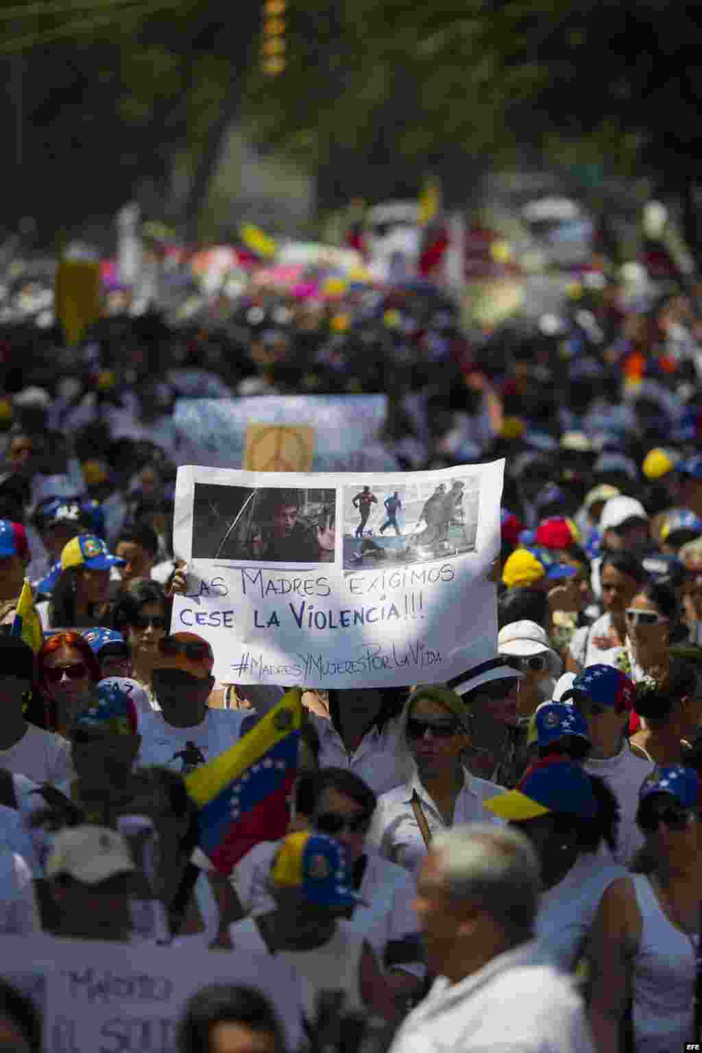 Centenares de mujeres participan en una manifestación de mujeres