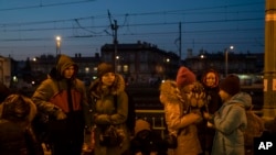 Refugiados huyendo de la guerra en Ucrania, tras llegar a Polonia el 13 de marzo de 2022 (AP/Petros Giannakouris).