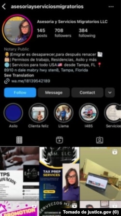 Fotografía conceptual de una pantalla de teléfono mostrando un grupo de WhatsApp llamado 'TRÁMITE DE ESTA Y VISA DE TURISMO A EE. UU. PARA CIUDADANOS ESPAÑOLES', con mensajes y fotos de pasaportes. Iluminación que sugiere actividad clandestina y detalles nítidos.