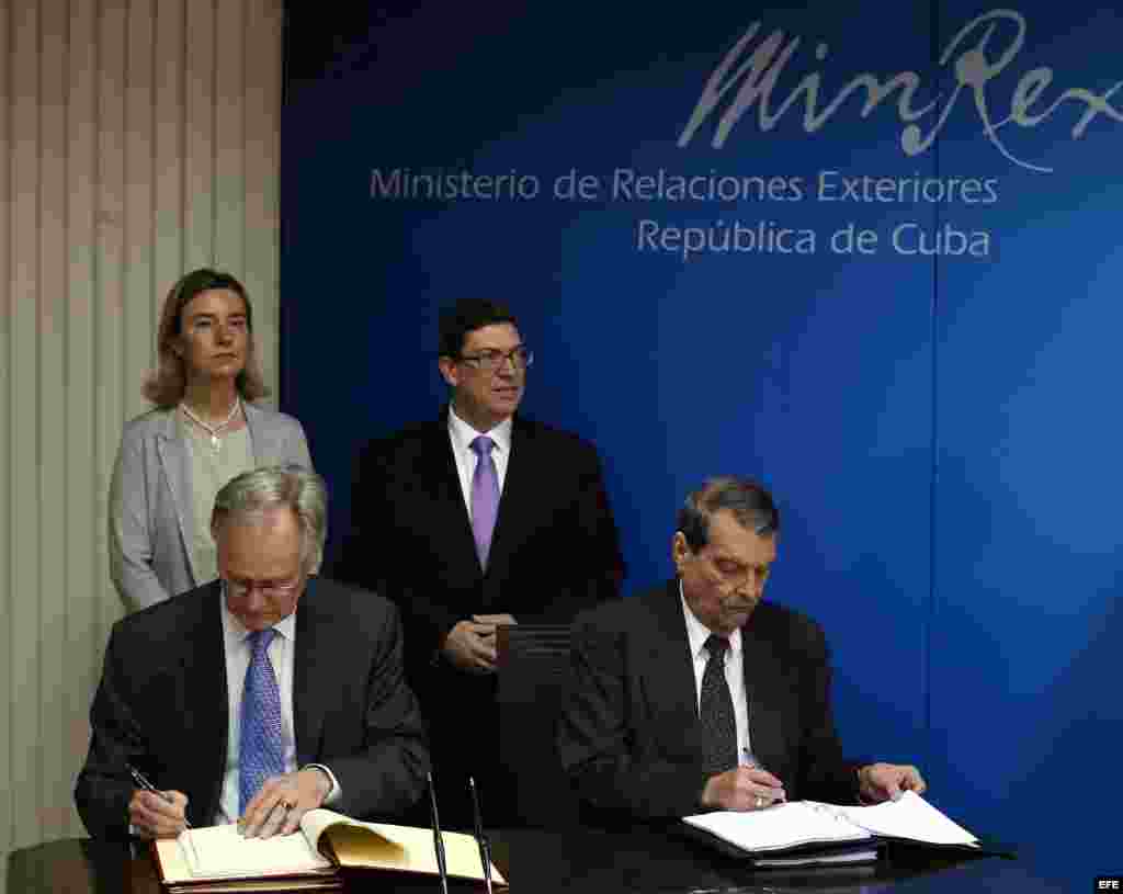 La Alta Representante de la UE en Política Exterior, Federica Mogherini, y el ministro cubano de Relaciones Exteriores, Bruno Rodríguez, observan mientras firman el acuerdo, en La Habana (11 de marzo, 2016).