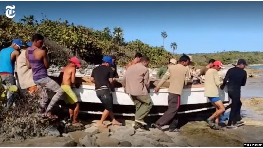 El bote utilizado por los 12 balseros fue construido de forma artesanal. (Captura de video/NYT)