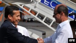  El presidente de Perú Ollanta Humala (i) es recibido por el viceministro de relaciones exteriores de Cuba, Rogelio Sierra 