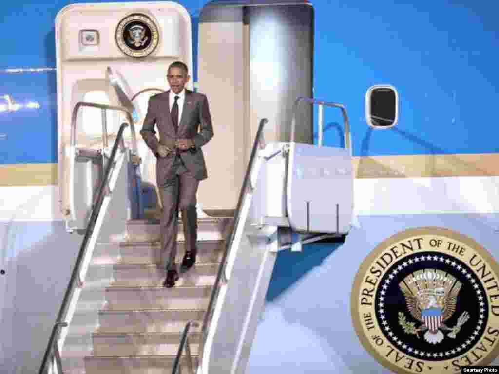 El presidente Barack Obama desciende del avión Air Force One en el aeropuerto de Tocumen, Panamá.