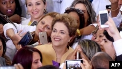 Dilma Rousseff posa junto a médicos cubanos en Planalto Palace, Brasilia, en abril de 2016.