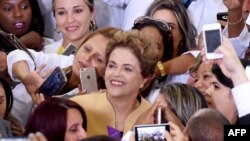 Dilma Rousseff posa junto a médicos cubanos en Planalto Palace, Brasilia, en abril de 2016.