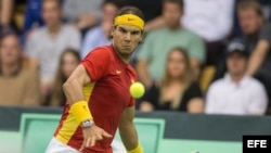 El tenista español Rafael Nadal devuelve la pelota al danés Mikael Torpegaard.