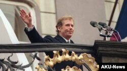 Havel ante los ciudadanos de Praga tras haber jurado como presidente de Checoslovaquia. 
