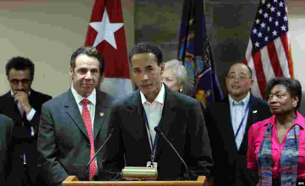 El Consejero delegado de la empresa neoyorquina Infor, Charles Phillips, en la conferencia de prensa en Cuba con el gobernador Cuomo. 