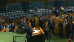 El embajador de EEUU ante la ONU, Mike Waltz, habla ante el organismo en un discurso interrumpido por el canciller cubano Bruno Rodríguez y otros asistentes. 