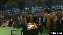 El embajador de EEUU ante la ONU, Mike Waltz, habla ante el organismo en un discurso interrumpido por el canciller cubano Bruno Rodríguez y otros asistentes. 