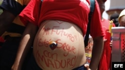  Una mujer embarazada asiste al acto de campaña del presidente encargado de Venezuela, Nicolás Maduro.