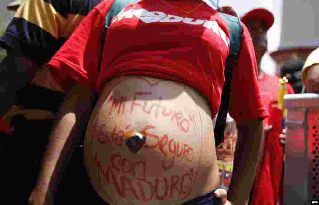  Una mujer embarazada asiste al acto de campaña del presidente encargado de Venezuela, Nicolás Maduro.