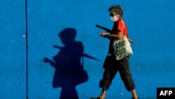Una mujer recorre las calles de La Habana usando máscara,