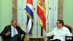  El presidente del Congreso de España Jesús Posada habla con el ministro de Relaciones Exteriores de Cuba Bruno Rodríguez. 