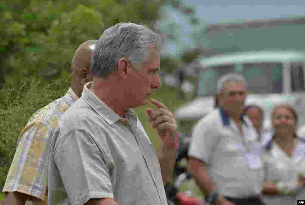 Mandatario cubano Miguel Díaz-Canel en la zona del desastre.