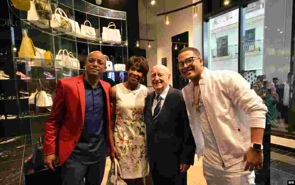 El empresario italiano Giorgio Gucci (2d), representante de la tercera generación de la dinastía Gucci, posa junto a la atleta cubana Ana Fidelia Quirot (2i) y los reguetoneros Yomil (d) y El Dany (i).