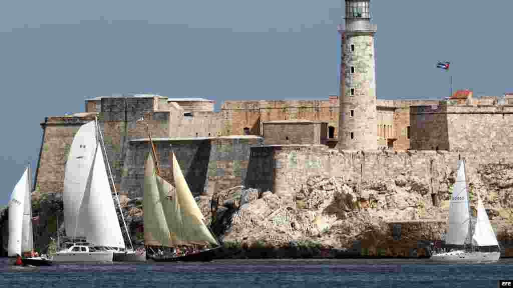 Este miércoles las embarcaciones realizaron la regata "Copa Castillo del Morro" en aguas del litoral de La Habana, con salida desde la desembocadura del río Almendares hasta la bahía de la capital cubana.