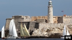 Este miércoles las embarcaciones realizaron la regata "Copa Castillo del Morro" en aguas del litoral de La Habana, con salida desde la desembocadura del río Almendares hasta la bahía de la capital cubana.