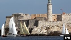 Este miércoles las embarcaciones realizaron la regata "Copa Castillo del Morro" en aguas del litoral de La Habana, con salida desde la desembocadura del río Almendares hasta la bahía de la capital cubana.