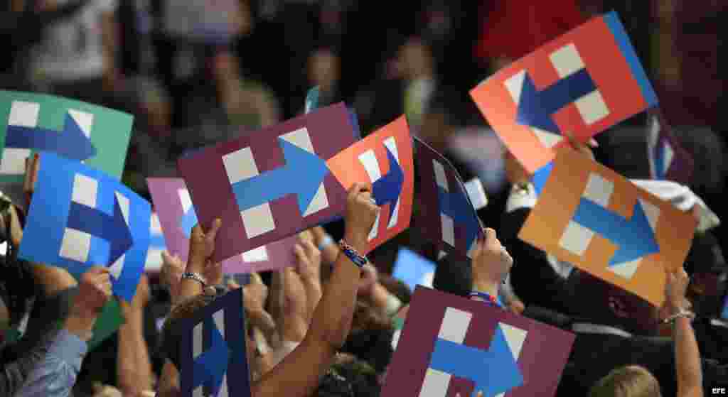 Seguidores de Hillary Clinton sostienen señales en la Convención Nacional Demócrata &nbsp;en el Centro Wells Fargo en Filadelfia (EE.UU.)