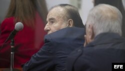 El expresidente argentino, Carlos Menem, ingresa hoy, viernes 31 de mayo de 2013, a un tribunal donde se le juzga junto a otros exfuncionarios de su Gobierno por contrabando de armas a Croacia y Ecuador
