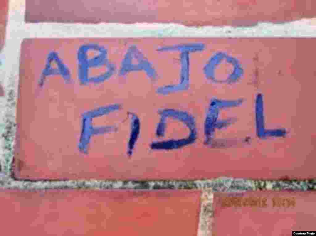 &quot;Abajo Fidel&quot;, considerado acaso &quot;el más peligroso&quot; de los carteles que se podían poner en vida del dictador cubano.