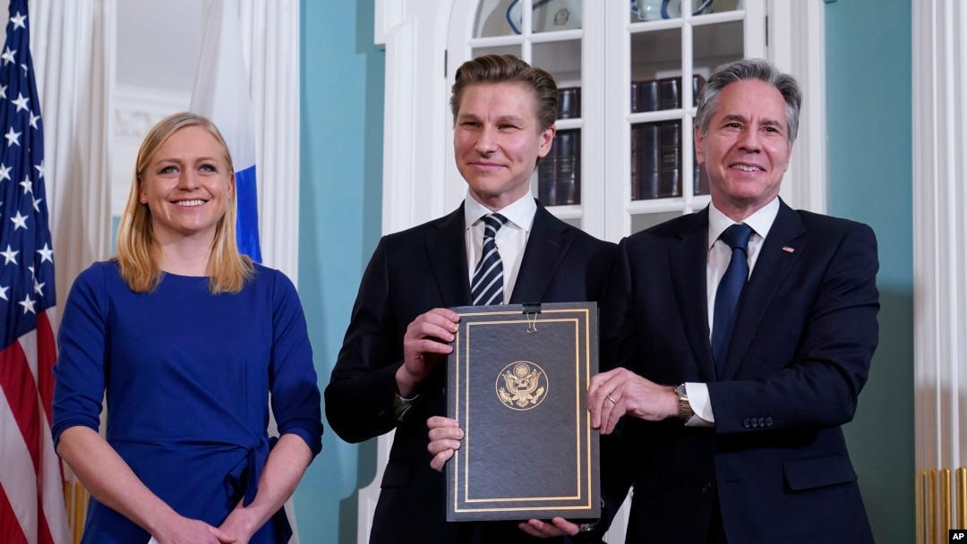 El secretario de Estado, Antony Blinken (a la derecha), con el ministro de Defensa de Finlandia, Antti Häkkänen, y la canciller de Finlandia, Elina Valtonen, en Washington, DC, el 18 de diciembre de 2023 (AP/Susan Walsh).