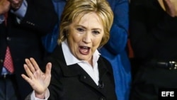  La precandidata demócrata Hillary Clinton saluda a sus seguidores. 