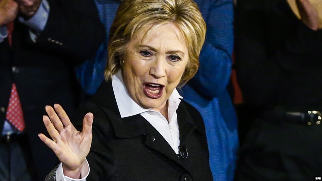  La precandidata demócrata Hillary Clinton saluda a sus seguidores. 