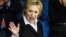  La precandidata demócrata Hillary Clinton saluda a sus seguidores. 