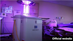 El robot utiliza tecnología avanzada de rayos ultravioleta.