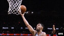 El jugador de Spurs Tim Duncan (arriba) se dirige a la cesta... 