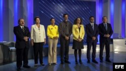 (i-d) Los candidatos a la presidencia de Brasil, Levy Fidelix, Dilma Roussef, Marina Silva, Eduardo Jorge, Luciana Genro, Aecio Neves y Pastor Everaldo posan para la foto antes del último debate hoy, jueves 2 de octubre de 2014, en la TV Globo en Rìo de J
