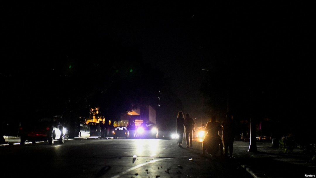 La gente camina por la calle durante un colapso de la red eléctrica nacional, en La Habana, Cuba, el 14 de marzo de 2025. REUTERS/Norlys Perez
